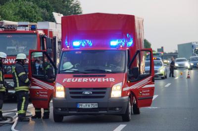 Pforzheim: ein Pkw Vollbrand auf der A8 bei Pforzheim Nord